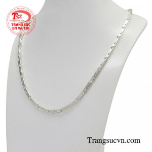 Không chỉ hợp thời trang mà còn giúp bảo vệ sức khỏe người dùng do bạc có tính năng kháng khuẩn và cản gió.