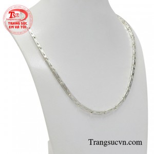 Với chiếc dây chuyền này phái mạnh có thể thỏa sức kết hợp cùng nhiều kiểu trang phục khách nhau.