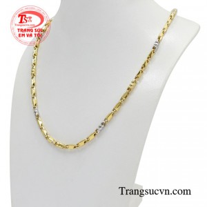 Với chỉ một chiếc dây chuyền cũng đủ giúp các chàng trai toát lên được vẻ năng động và lịch lãm.