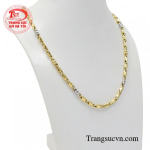 Từ lâu, dây chuyền vàng đã trở thành món trang sức được các cánh mày râu ưa chuộng để thể hiện phong cách thời trang của mình.