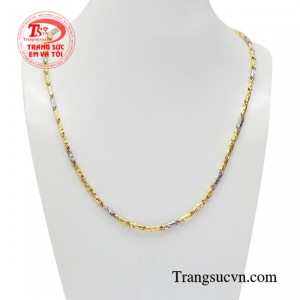 Dây chuyền nam giới vàng lịch lãm được chế tác kiểu dáng tinh tế và đầy nam tính.