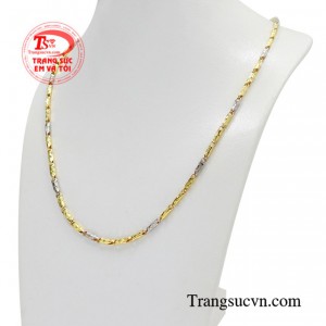 Với chiếc dây chuyền này phái mạnh có thể phối cùng nhiều trang phục khác nhau.