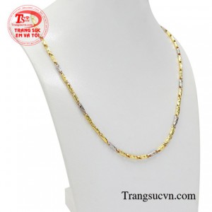 Sản phẩm có thể kết hợp thêm cùng mặt dây chuyền vàng tạo điểm nhấn giúp nam giới thêm phần thu hút hơn với người đối diện.
