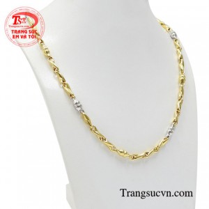 Sản phẩm được những người thợ kim hoàn chế tác một cách tỉ mỉ giúp nam giới toát lên được vẻ sang trọng và đầy cá tính.