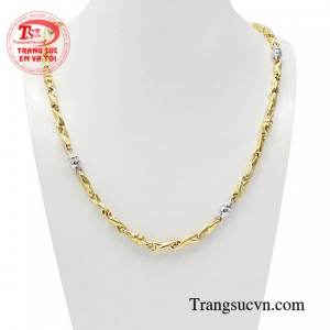 Dây chuyền nam giới vàng mạnh mẽ được chế tác từ vàng 10k chất lượng và đầy nam tính.