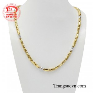 Dây chuyền nam giới vàng thời trang mang đến vẻ đẹp nam tính và điển trai cho người đeo.