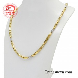 Chỉ với một chiếc dây chuyền vàng thôi cũng đủ giúp phái mạnh thêm phần lịch lãm và ấn tượng hơn.