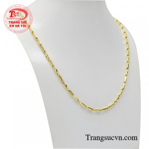 Chiếc dây chuyền này cũng giúp cho nam giới tạo được nét riêng trong phong cách thời trang bản thân