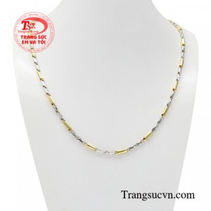 Dây chuyền nhập khẩu thời thượng được chế tác tinh tế từ vàng 18k sáng bóng.