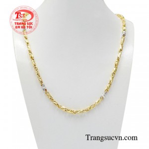 Dây chuyền phái mạnh thành đạt được thiết kế kiểu dáng độc đáo mang đến vẻ nam tính và mạnh mẽ cho người đeo.