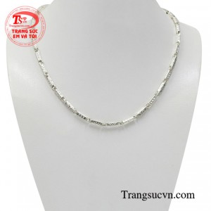 Dây chuyền trẻ em bạc cá tính được chạm khắc với đầy tinh tế, họa tiết đẹp mắt.