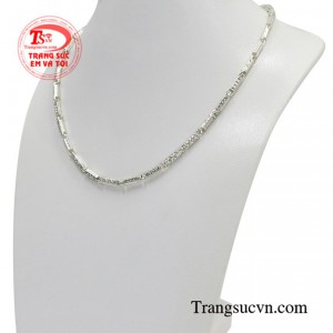 Các sản phẩm dây chuyền bạc được các bậc phụ huynh vô cùng ưa chuộng.