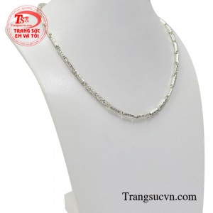 Chiếc dây chuyền giúp các bé trông năng động và hợp thời trang hơn.