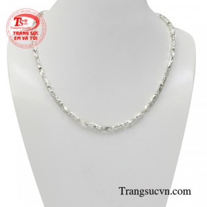 Dây chuyền trẻ em bạc độc đáo là món quà tặng đầy dễ thương và cá tính dành tặng cho các bé trai.