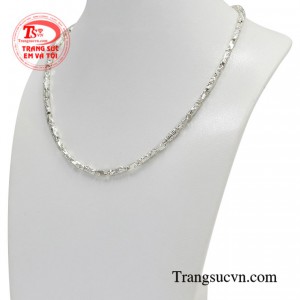 Không chỉ đem lại phong cách mà bạc có tính năng kháng khuẩn và cản gió, báo hiệu cho cha mẹ về tình trạng sức khỏe của con yêu.