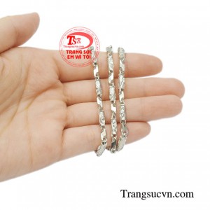 Dây chuyền trẻ em bạc độc đáo
