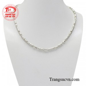 Dây chuyền trẻ em bạc thời trang được chạm khắc họa tiết độc đáo hiện đang là xu hướng trang sức gần đây.