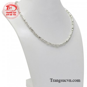 Dây chuyền bạc thường được các bậc cha mẹ lựa chọn cho các bé yêu bởi tính tiện dụng mà còn giúp bảo vệ sức khỏe cho các bé.