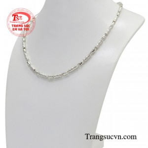 Hơn nữa trang sức bạc còn rất an toàn cho làn da trẻ nhỏ.