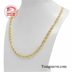 Sản phẩm là sự kết hợp giữa những mắt xích vàng màu thời thượng giúp các quý ông luôn hợp thời trang và nổi bật giữa đám đông