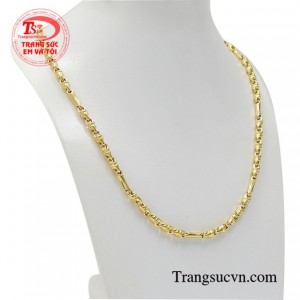 Dây chuyền nam vàng tây cũng dễ dàng kết hợp cùng nhiều loại trang phục và phong cách đa dạng.