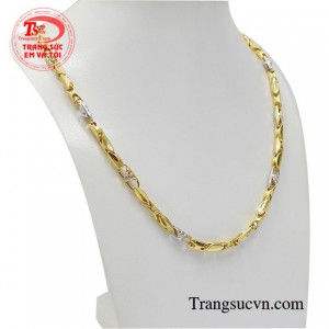 Với thiết kế đơn giản giúp chiếc dây chuyền dễ dàng kết hợp với nhiều kiểu dáng mặt dây khác nhau