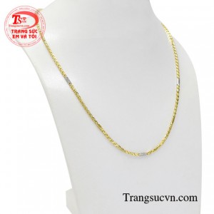 Những người thợ kim hoàn đã khéo léo tạo nên một sản phẩm nam tính, cùng với một chút phong lưu và sự trầm lặng.