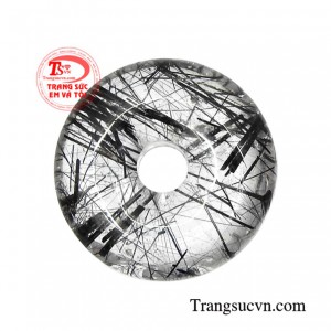 Đồng xu thạch anh tóc cát tường được chế tác tinh xảo từ viên thạch anh tóc đen thiên nhiên chất lượng.