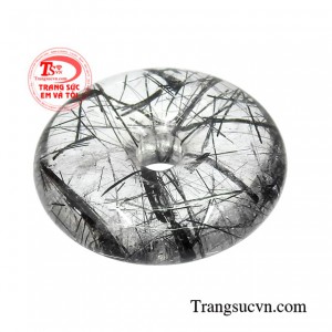 Sản phẩm thường được bọc thêm vàng hay bạc tăng thêm phần sang trọng và hợp thời trang cho viên đá.