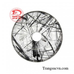 Đồng xu thạch anh tóc đen đẹp là lá bùa hộ mệnh cho những người mệnh thủy và mộc.