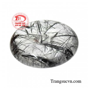 Đá thạch anh tóc đen rất được ưa chuộng trong giới yêu thích đá quý phong thủy bởi màu sắc đẹp và nhiều công dụng tuyệt vời.