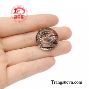 Đồng xu thạch anh tóc đen đẹp tinh tế.