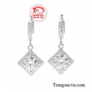 Hoa tai nữ thanh lịch được những người thợ hoàn kim chế tác một cách tỉ mỉ mang đến nét xinh xắn cho phái nữ.