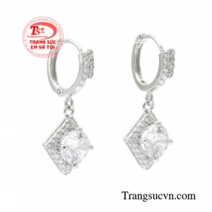 Với kiểu chế tác này sẽ giúp các cô gái trông nữ tính, thanh tú và khiến khuôn mặt người đeo rạng rỡ hơn.