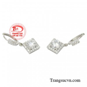 Đôi bông tai vàng trắng xinh xắn nhận giao hàng trên toàn quốc.