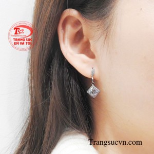 Hoa tai nữ thanh lịch