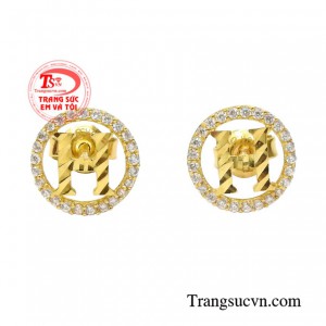 Hoa tai vàng yêu kiều sẽ là sự lựa chọn hoàn hảo dành cho những cô nàng hiện đại.