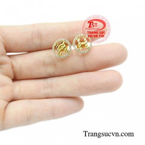 Hoa tai vàng yêu kiều thanh lịch.