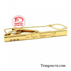 Kẹp caravat vàng công danh được thiết kế từ công nghệ 3D tạo vẻ thời thượng cho nam giới.