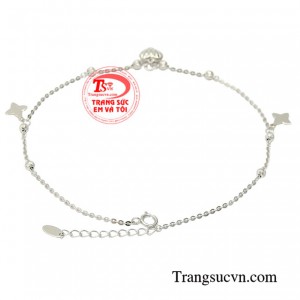 Lắc chân vàng trắng hiện đang là mẫu trang sức xu hướng gần đây đeo hợp thời trang.