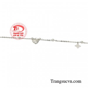 Chất liệu vàng trắng giúp cho làn da của các cô gái sáng hơn toát lên được nét thu hút và đầy uyển chuyển.