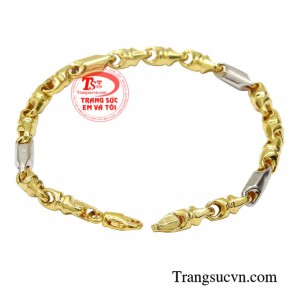 Chiếc lắc tay vàng kiểu dáng hợp thời trang pha trộn nét mạnh mẽ quyết đoán tạo nên một người đàn ông gai góc và đầy thời thượng.