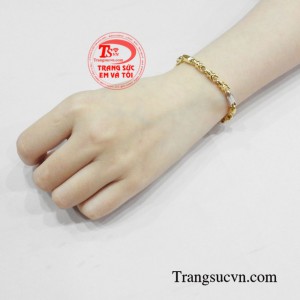 Lắc nam vàng phóng khoáng