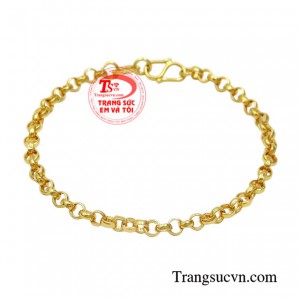 Lắc vàng trẻ em thời trang được thiết kế với kiểu dáng tuy đơn giản mà vẫn tôn lên nét xinh yêu cho các bé.