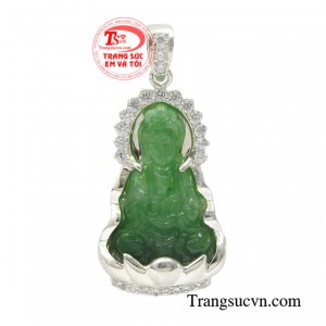 Mặt bạc Quan Âm cẩm thạch được chế tác vô cùng tinh xảo giúp bạn có một vẻ diện mạo hoàn mỹ hơn.