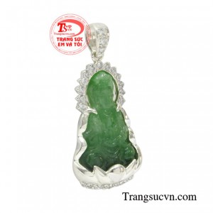 Chiếc mặt dây bạc bọc đá cẩm thạch này luôn biết cách lấy lòng khách hàng bằng vẻ đẹp rất riêng biệt của mình.