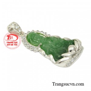 Không chỉ mang đến vẻ hợp thời trang đeo chiếc mặt phật Quan Âm này còn đem lại nhiều bình an trong cuộc sống.