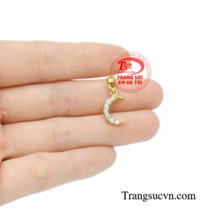 Mặt dây ánh trăng lung linh đẹp mắt.