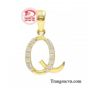 Mặt dây chữ Q vàng tây được thiết kế theo công nghệ 3D hiện đại mang đến một chiếc mặt dây tinh tế.