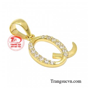 Khách hàng có thể đặt làm mặt dây đôi thêm phần gắn kết tình bạn hay tình cảm đôi lứa.